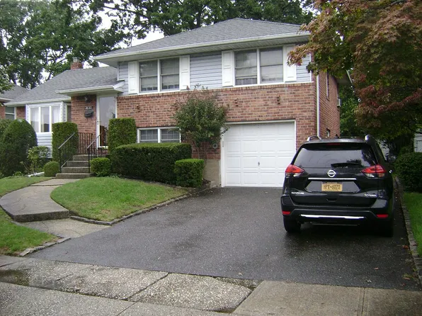 3833 Hollis Ln, Seaford, NY 11783