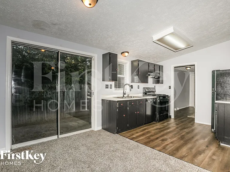 4638 N Richardt Ave — Photo 5