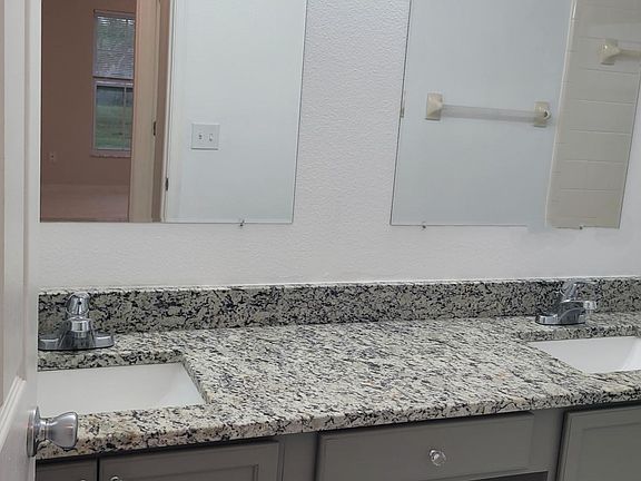 5th image of 2935 Victoria Dr