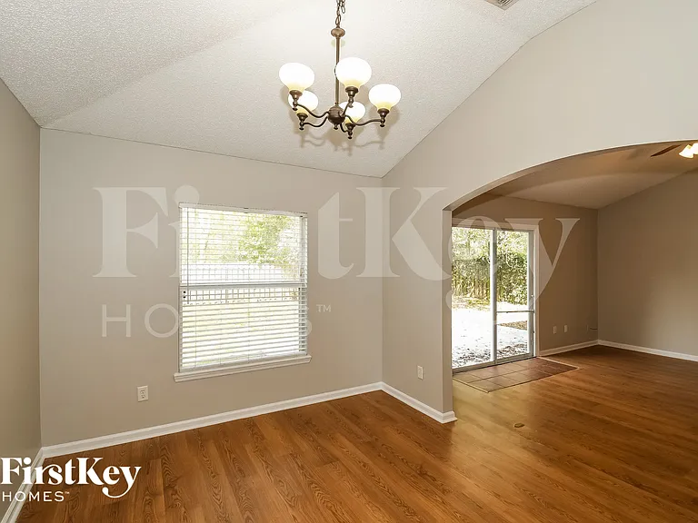729 Mackenzie Cir — Photo 5