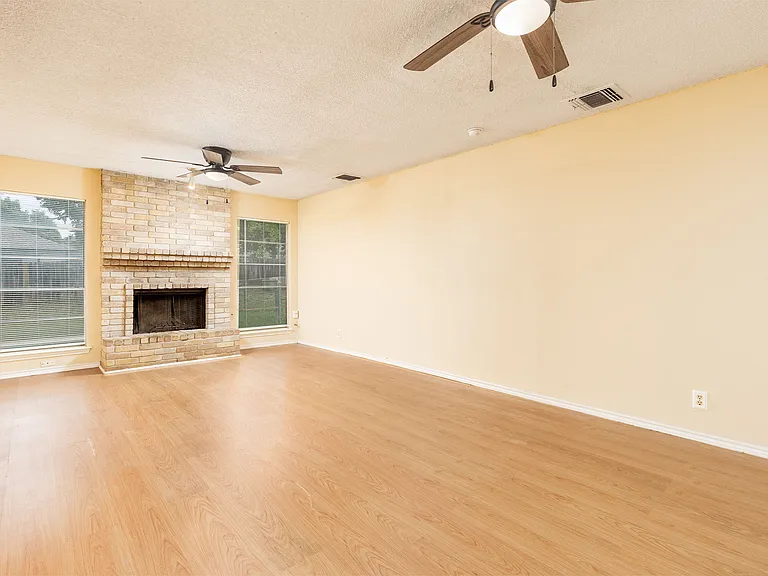 4471 Haymarket St — Photo 8