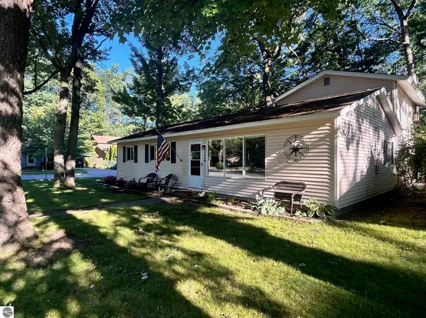 1740 Comanche St, Traverse City, MI 49686