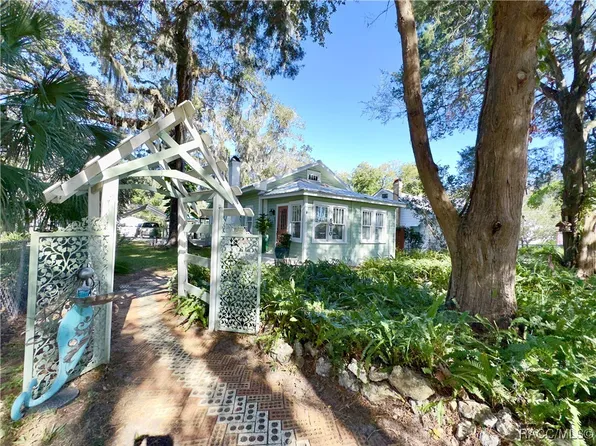 6010 Riverside Dr, Yankeetown, FL 34498