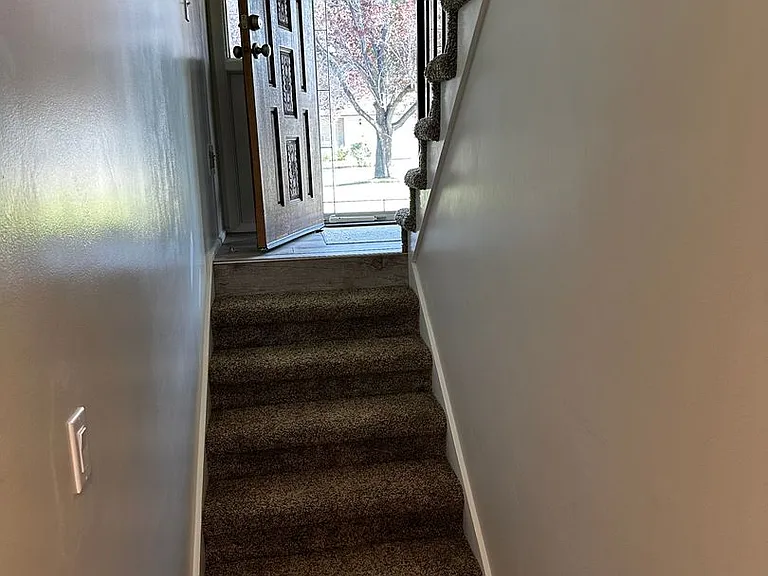 1102 E Sleepy Hollow Ln — Photo 13