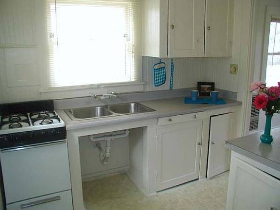 Gas Range & Refrigerator