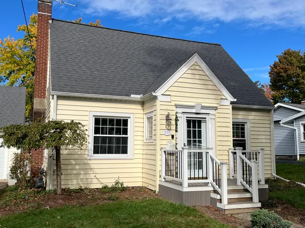 233 Adams St, Chelsea, MI 48118