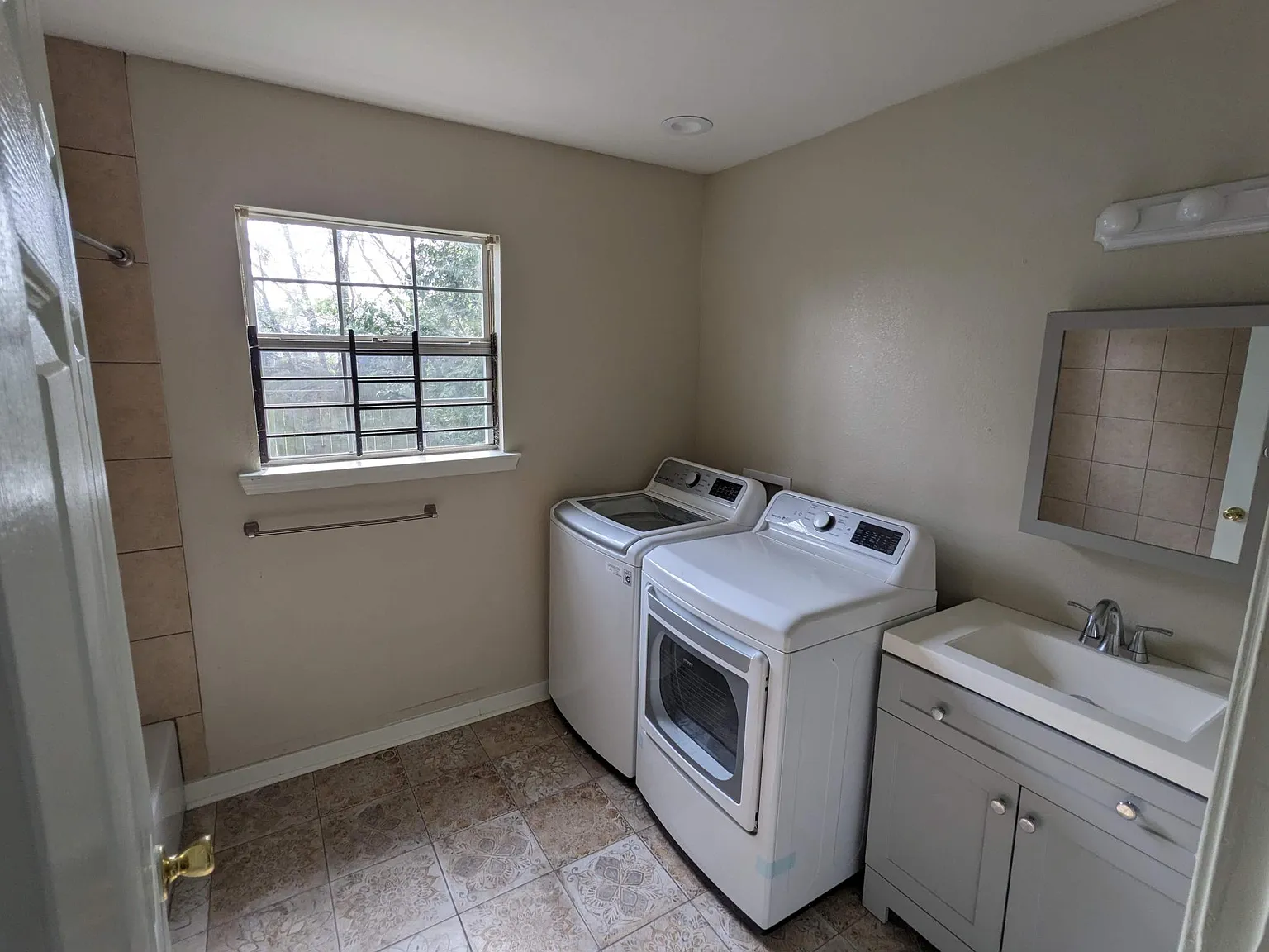 2020 Dumaine St — Photo 2