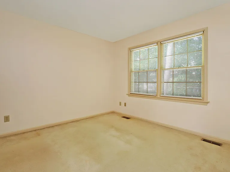 109 Larkspur Holw — Photo 16