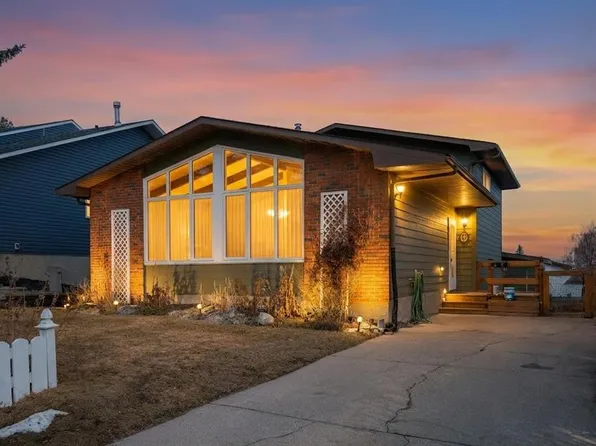 15 SE Beaconsfield Pl NW, Calgary, AB T3K 1W8