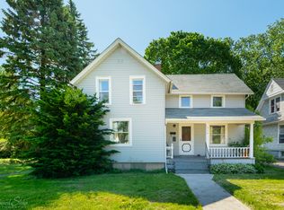 316 McHenry Ave, Woodstock, IL 60098