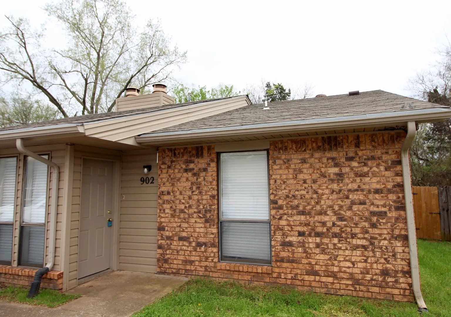 900-902 Acacia Circle — Photo 1