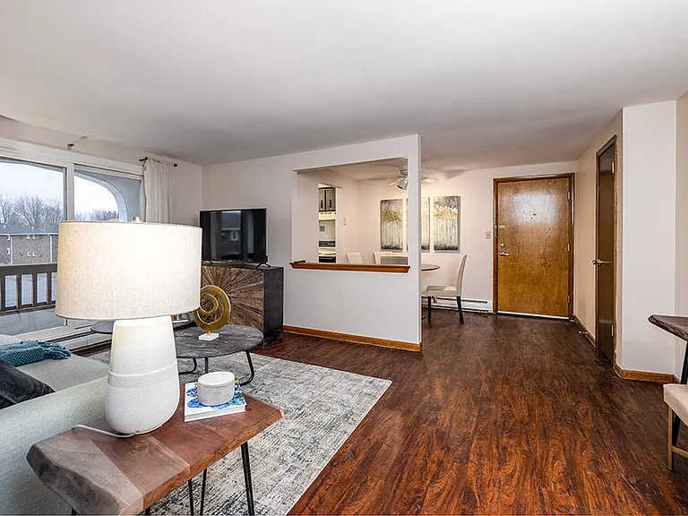 Raintree Island Apartment Homes — Photo 11