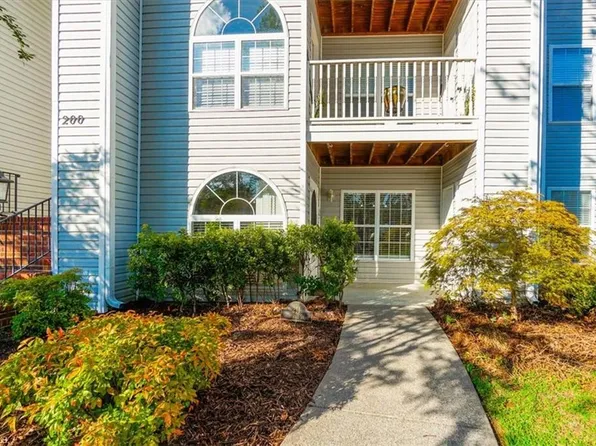 211 Quietwood Dr, Winston Salem, NC 27103