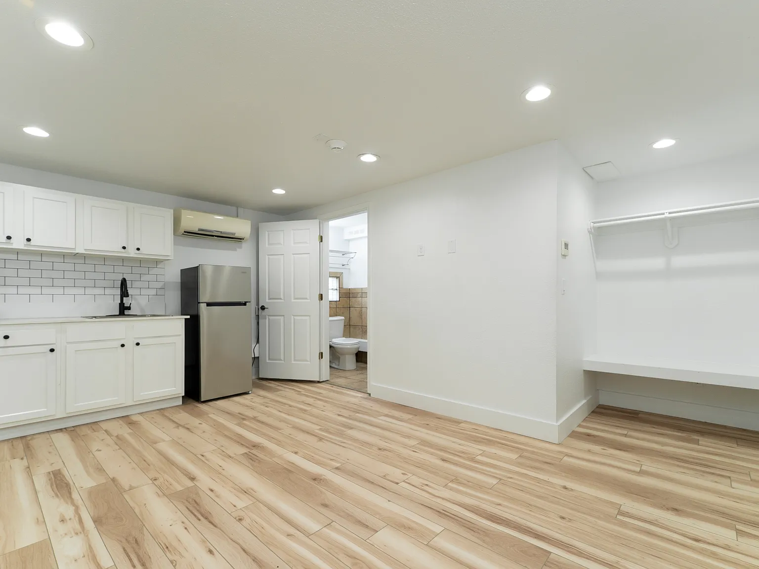 Studio, $695 — Photo 3