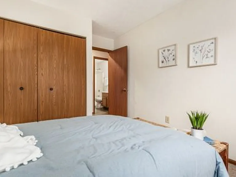 Southampton Apartments — Photo 12