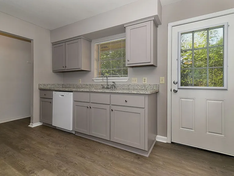 4008 Templeton St — Photo 9