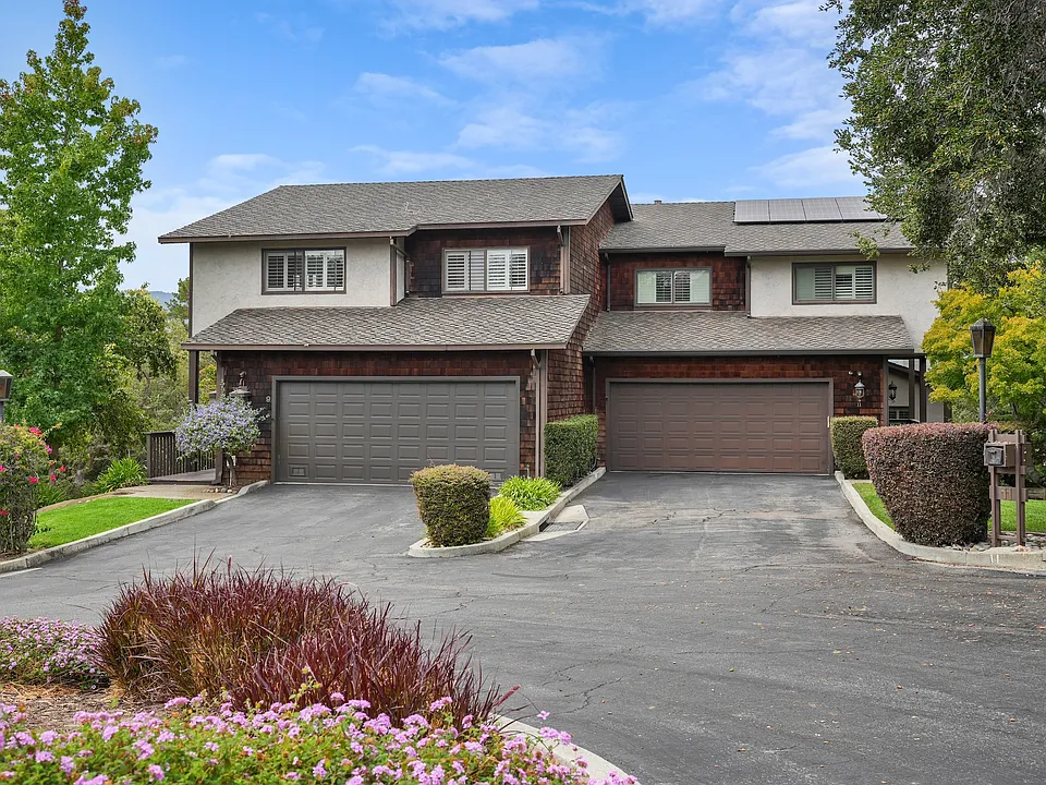 9 Carriage Ct