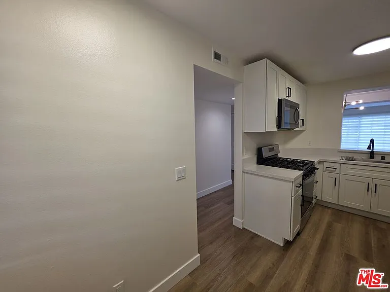 535 W 4th St #110 — Photo 5