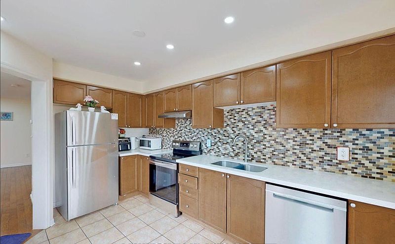Brampton House for rent - 3 Bedrooms — photo 3