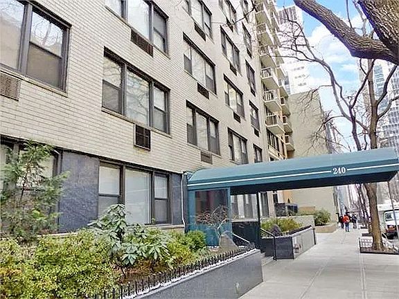 4th image of 240 E 46th St APT 4D
