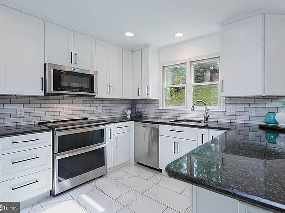 3rd image of 9505 Columbia Blvd