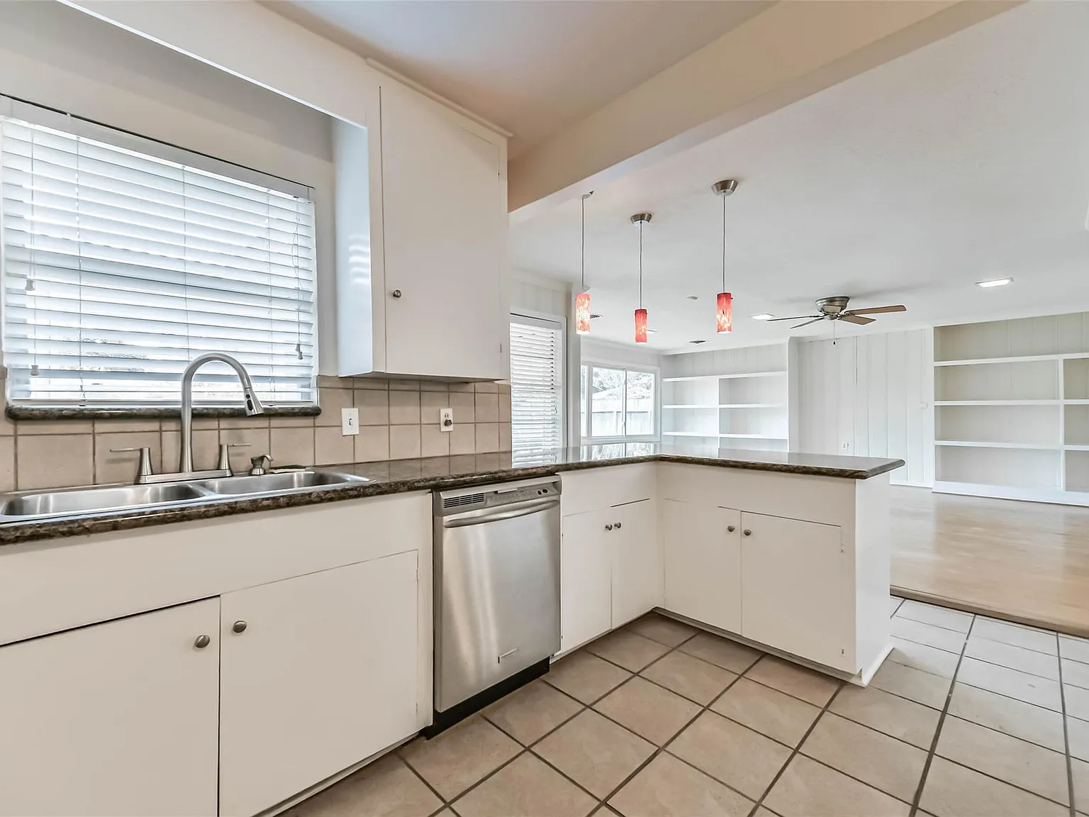 3 bed, 2.0 bath, 1952 sqft, $2,600 — Photo 4