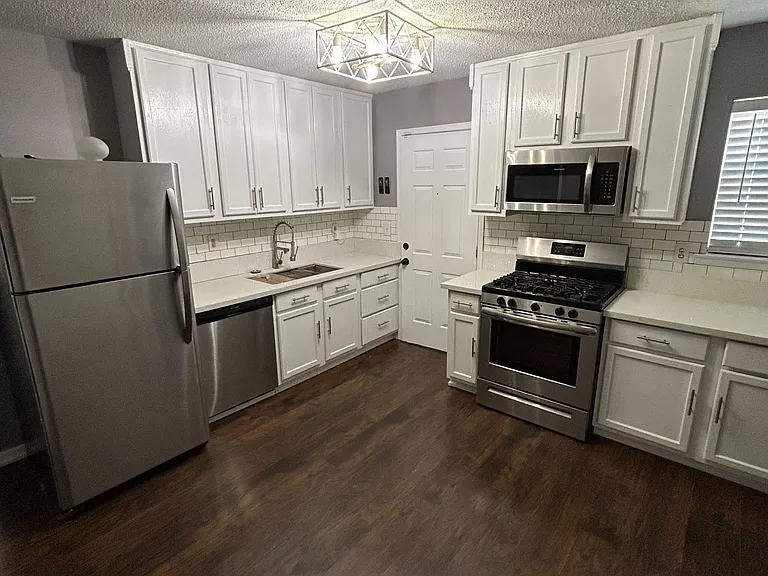 728 Amity Ln — Photo 3