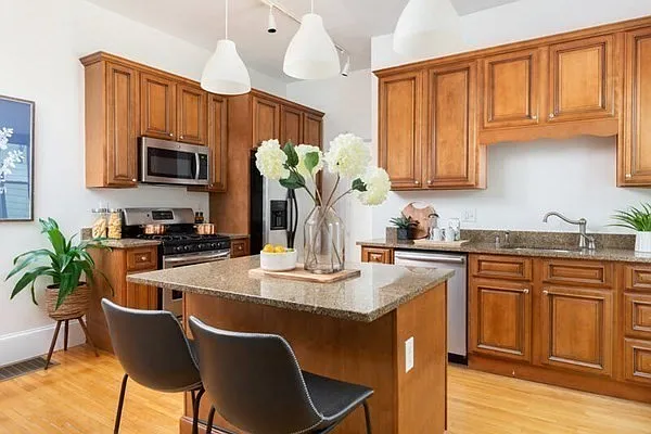 2 bed, 1027 sqft, $4,200 — Photo 4