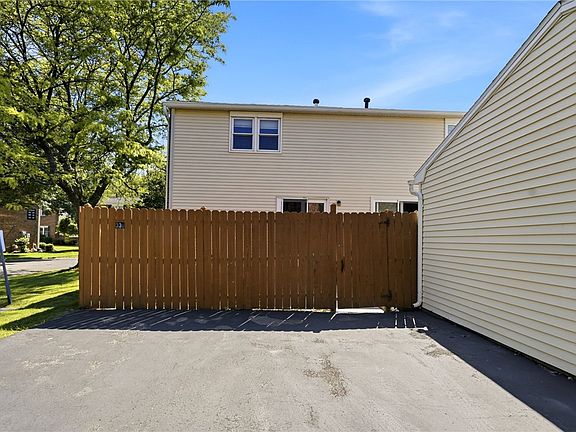 4th image of 330 Wimbledon Ct