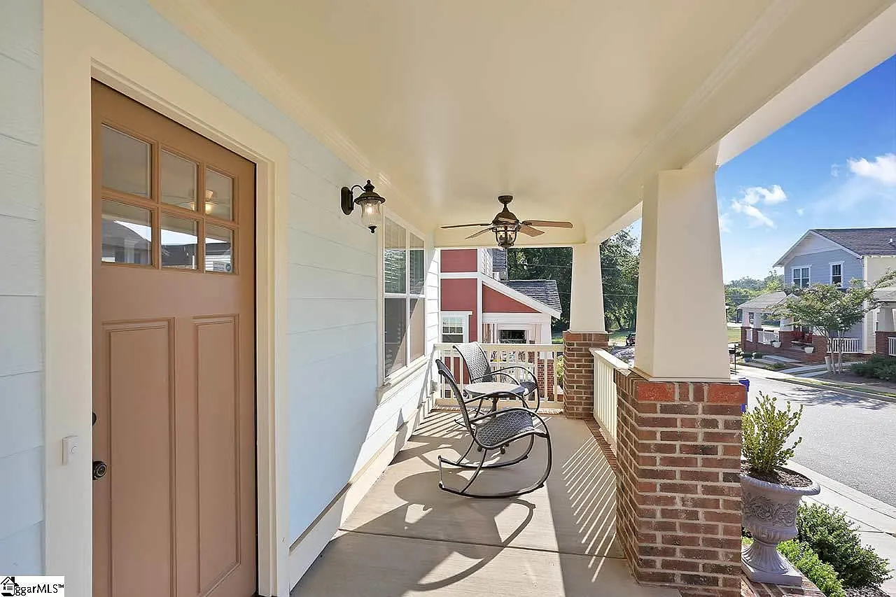 3 bed, 2.5 bath, 1350 sqft, $2,400 — Photo 2