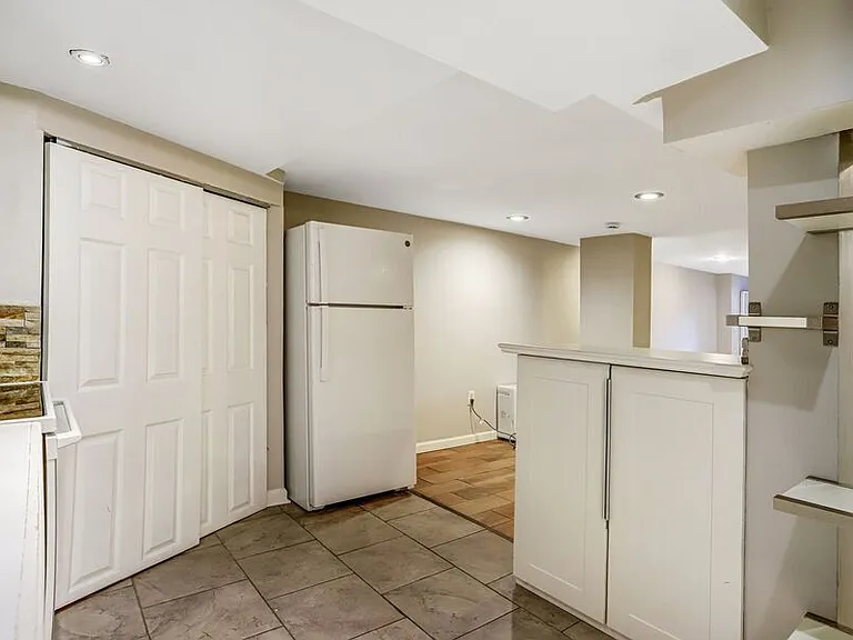 821 Kentucky Ave SE — Photo 49
