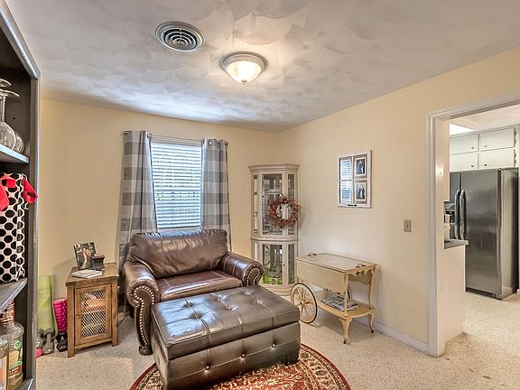 5th image of 902 Woodmere Cir