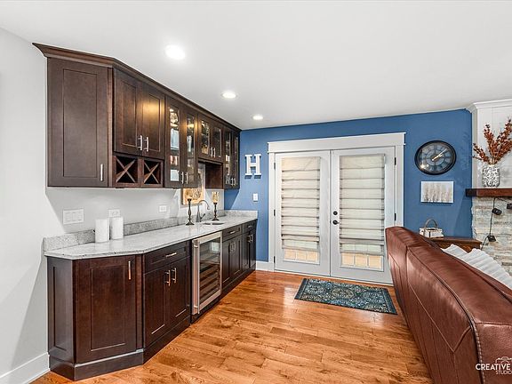 5th image of 215 Chasse Cir