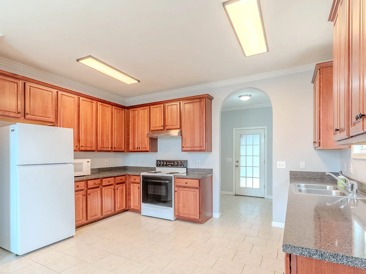 3 bed, 2.5 bath, 1680 sqft, $2,300 — Photo 2