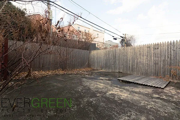 Rented by Evergreen Apartments BK | media 11