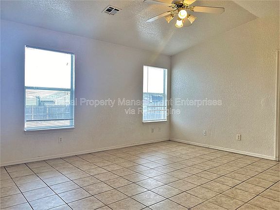 3rd image of 916 Hyacinth Hollow Dr