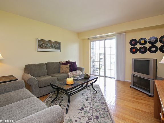 4th image of 1619 N Windsor Dr APT 310