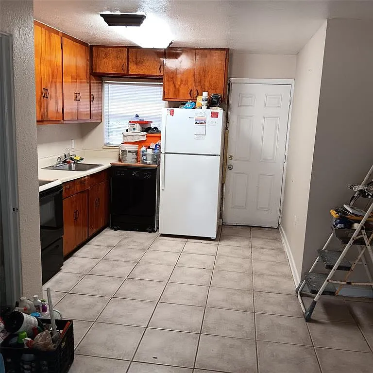 3 bed, 1.0 bath, 1200 sqft, $1,800 — Photo 2