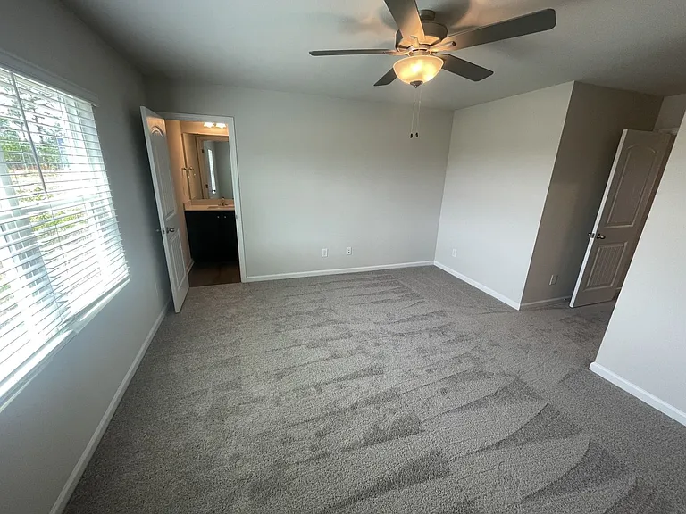 1100 Peony Ln — Photo 8