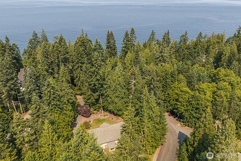 2nd image of 303 Buck Loop Road
