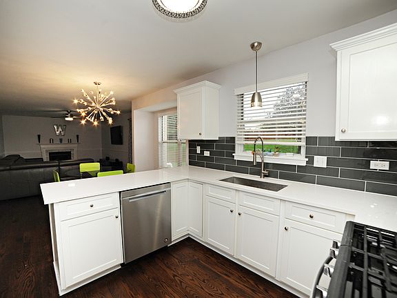 5th image of 348 Yorkshire Dr