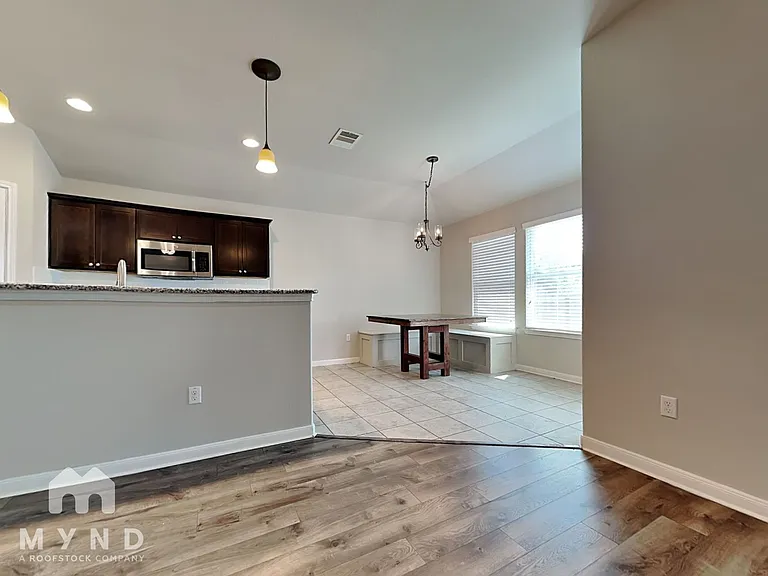 351 Langely — Photo 9