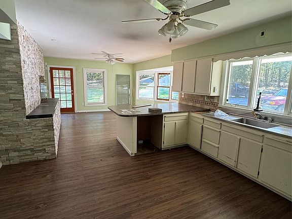 3rd image of 33 Mount Sinai Coram Road