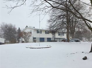 17 Manor Ln, Middleport, NY 14105