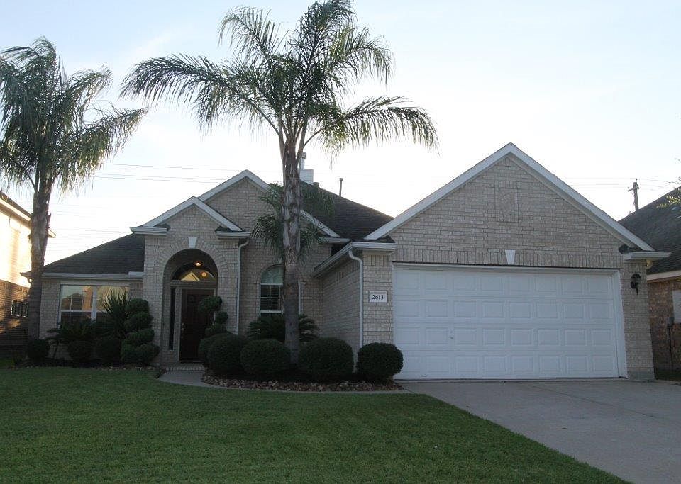 1st image of 2613 Crestwood Dr