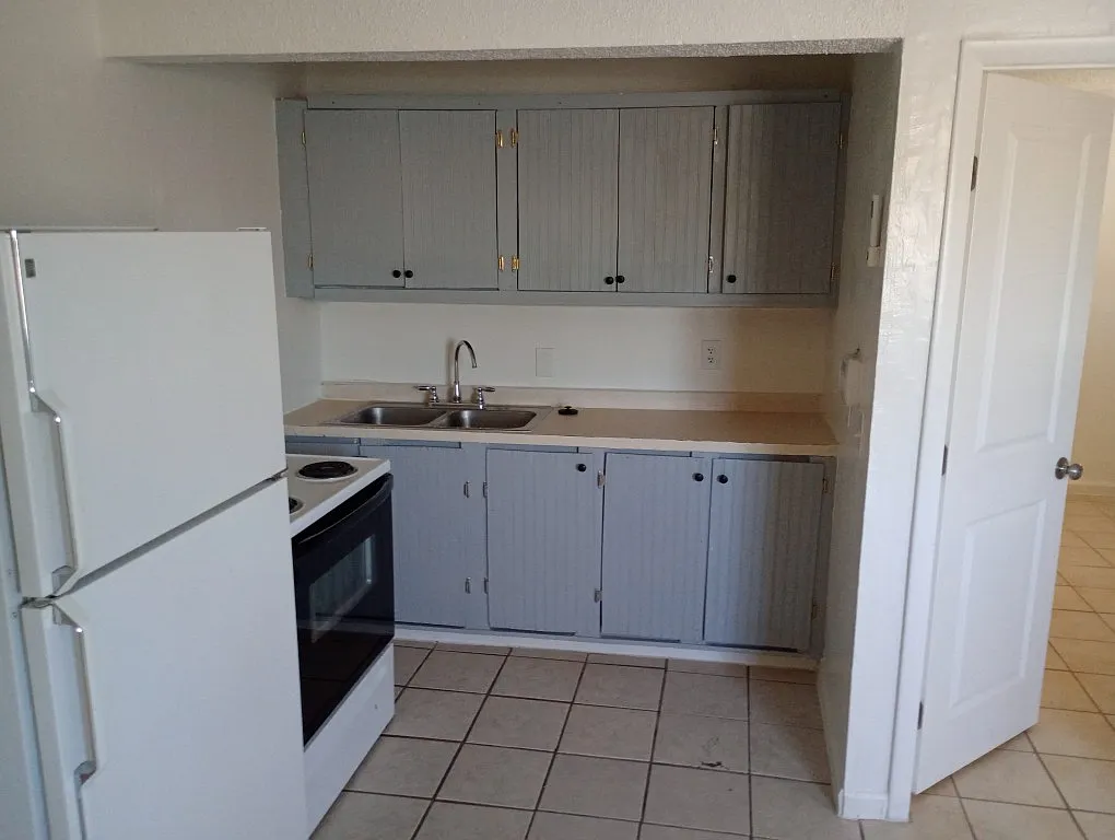 1 bed, 1.0 bath, 384 sqft, $745 — Photo 1