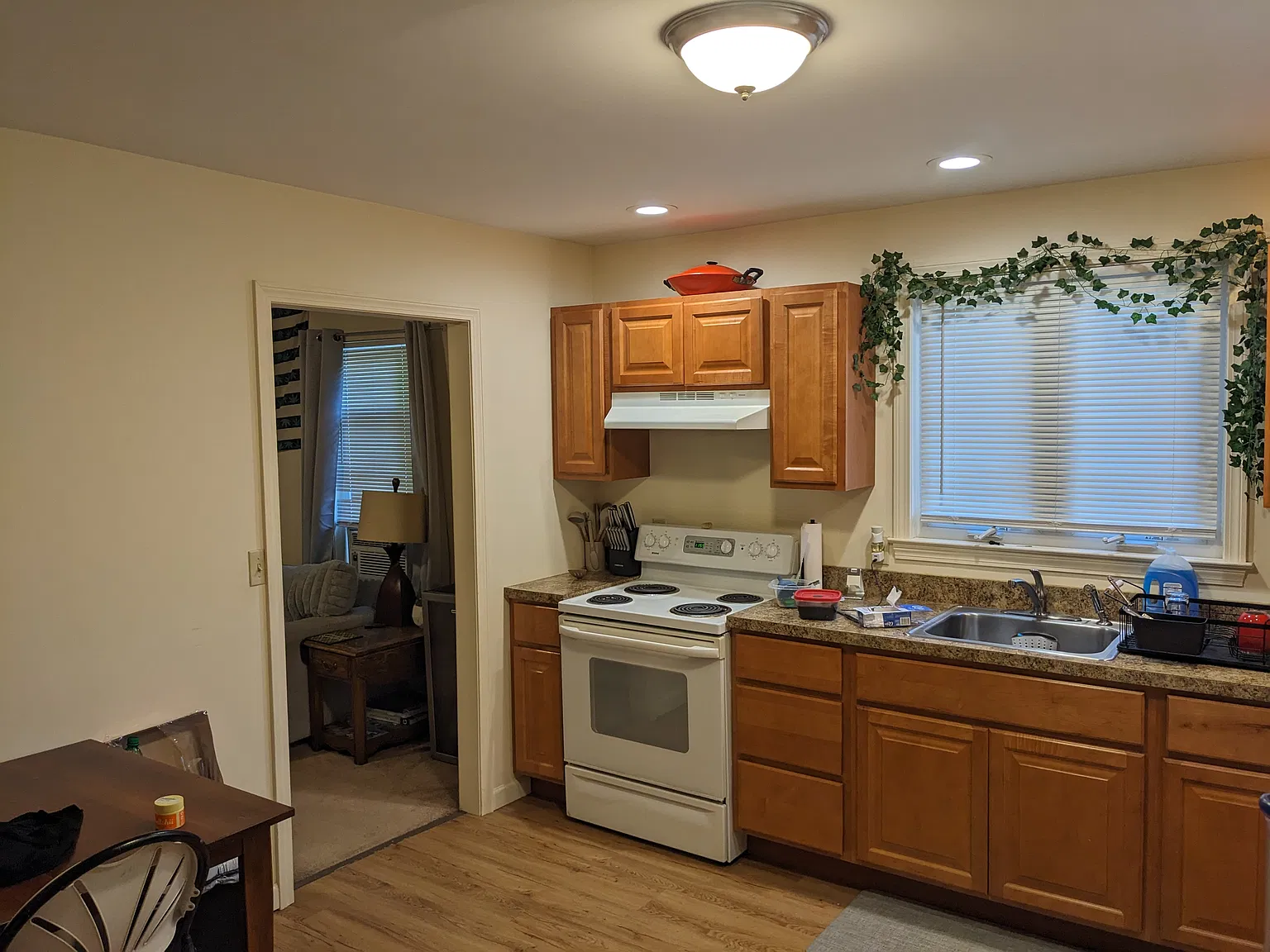 1 bed, 1100 sqft, $1,300 — Photo 2