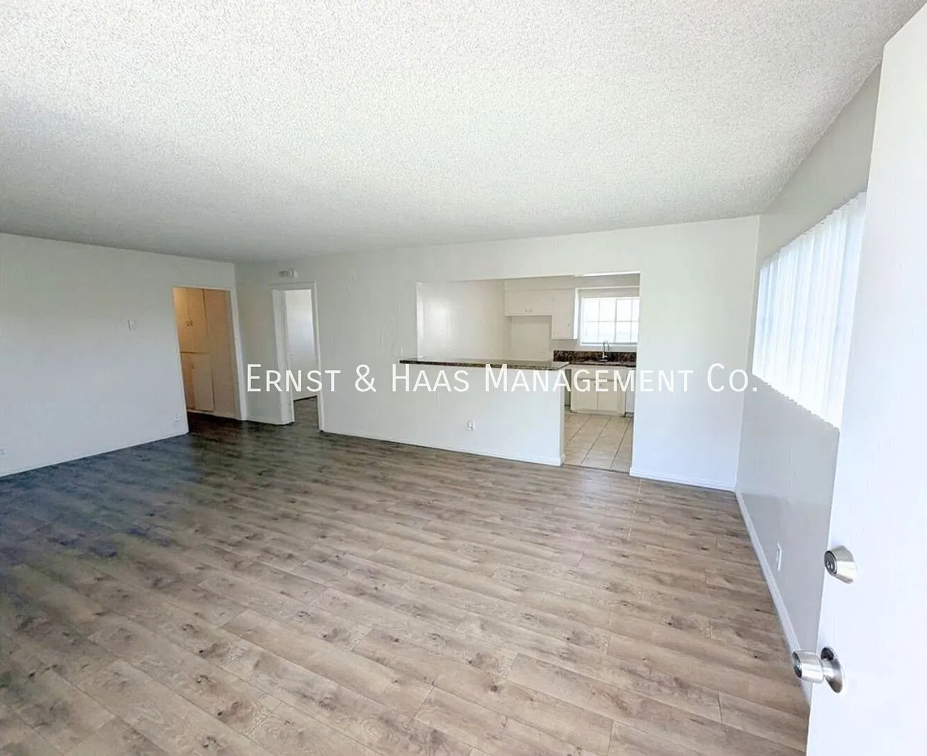 Lovely 2-Bedroom, 1-Bathroom Apartment with Private Garage! — Photo 2