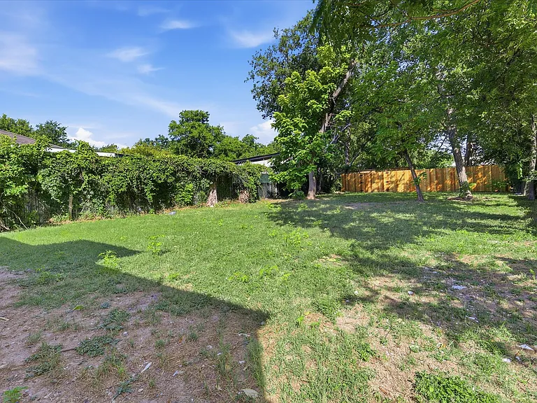 1515 Waco Ave — Photo 12