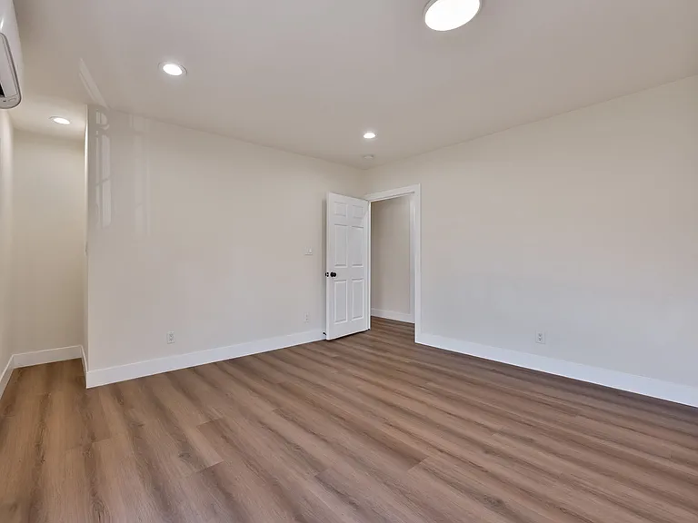 230 N Burlington Ave #1/2 — Photo 8
